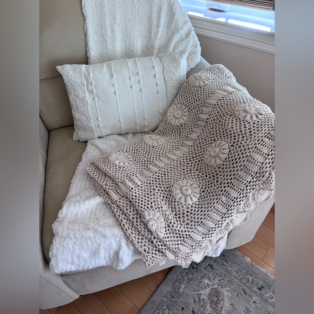 Stunning Crochet Tablecloth or Bed Cover beige Cream